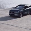 正 2024 年式 XC60 升級跑車化 B5 動力與四輪傳動，帶來出色的駕馭感受之餘，同步加贈 81,900 元 Plus Package 套件，再享有入主超值優惠價 199 萬元。(圖片提供：國際富豪)